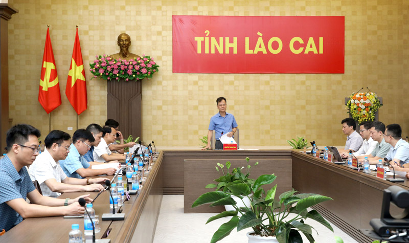 Meeting to review the progress of implementing two investment projects for construction and business of infrastructure in Ban Qua and Vo Lao industrial parks. Photo: Lao Cai Information Portal