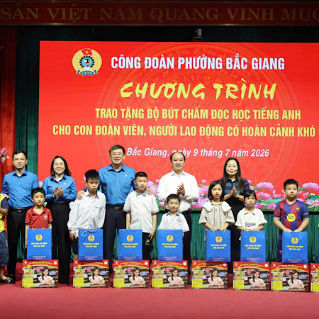 The Bac Ninh Provincial Labor Federation and the Bac Giang Ward Trade Union presented 10 gifts including a set of English reading and learning markers with digital technology books and gifts from the Provincial Labor Federation to children of union members and workers in difficult circumstances. Photo: Quyet Chien/ Bac Ninh Provincial Labor Federation