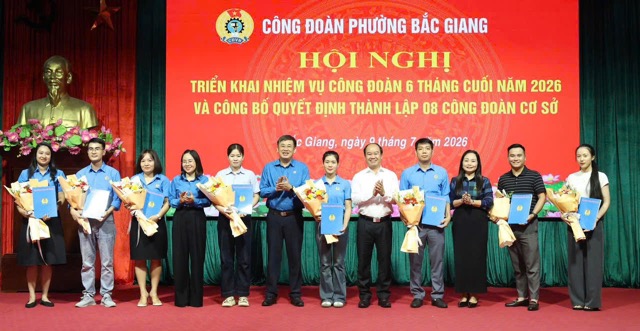 Liên đoàn Lao động tỉnh Bắc Ninh và Công đoàn phường Bắc Giang đã trao quyết định thành lập công đoàn cơ sở mới. Ảnh: Quyết Chiến/ Liên đoàn Lao động tỉnh Bắc Ninh.