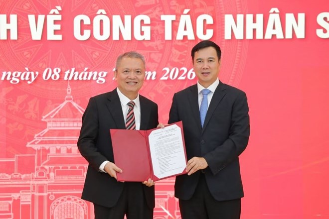 The Director of Hanoi National University awarded the contract to perform the work of the Rector of the University of Medicine and Pharmacy to Prof. Dr. TTND Le Ngoc Thanh. Photo: School provided