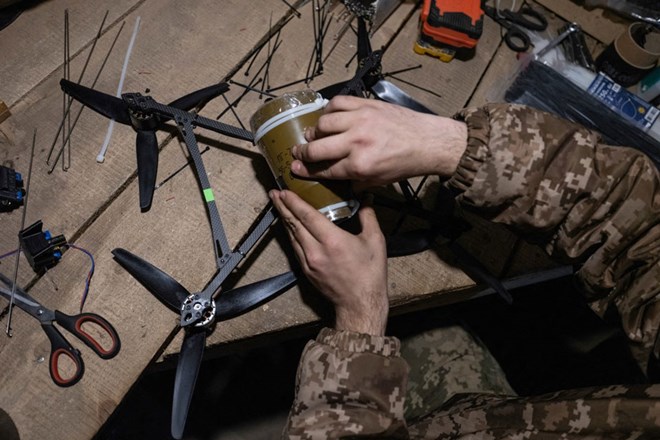 Soldados ucranianos instalan UAV antes de entrar en combate. Foto: AFP