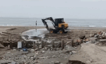 Superar urgentemente el incidente de la rotura del dique, las aguas residuales negras fluyen hacia la playa de Sam Son. Foto: Quach Du