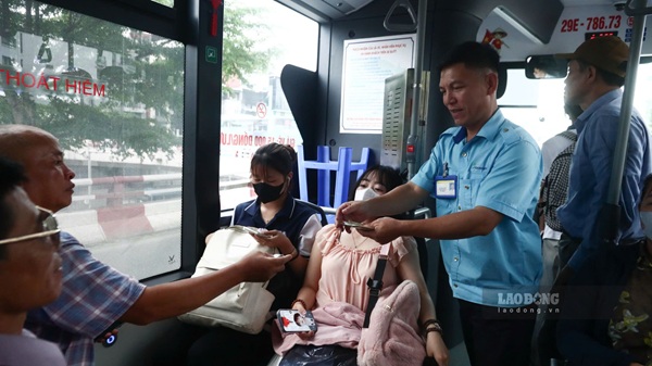 Hà Nội tăng tốc chuyển đổi xe buýt điện. Ảnh: Minh Hạnh
