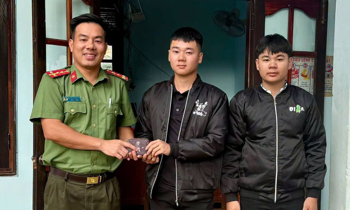 Two students who picked up lost items went to the Commune Police to ask to return them to the person who lost them. Photo: Gia Lai Police