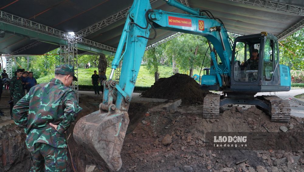Activities of peeling off each layer of soil to expand the scope of searching for martyrs' remains at Le Thi Rieng Park (HCMC). Photo: Anh Tu