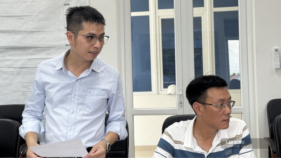 Một đơn vị thi công tại Dự án nhà ở xã hội Công đoàn báo cáo tiến độ thực hiện công trình với đoàn công tác Tổng LĐLĐ Việt Nam. Ảnh: Hoàng Lộc