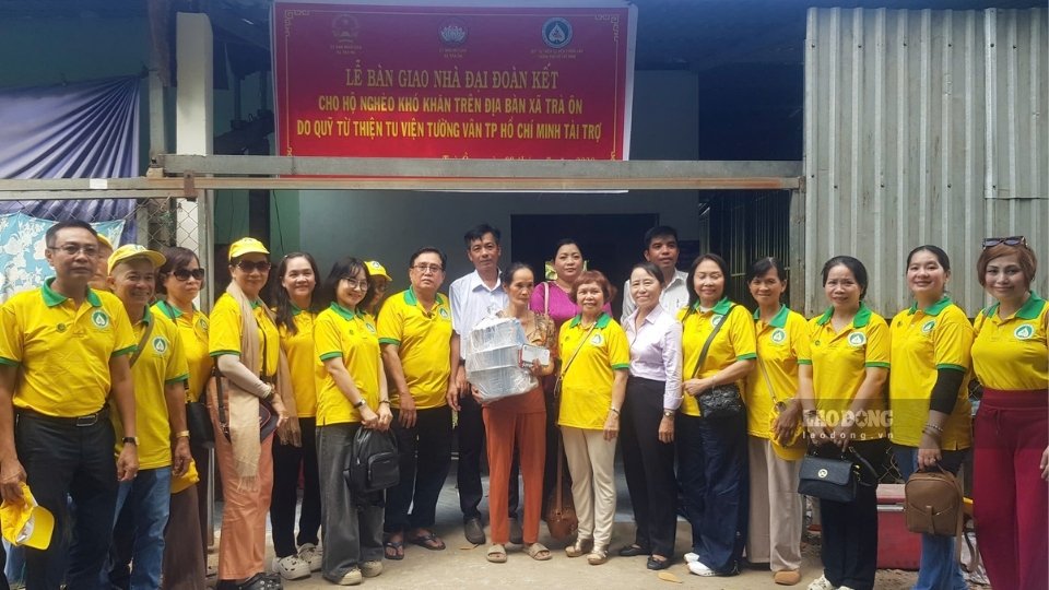 Handing over Great Solidarity houses to households in difficult housing circumstances in Tra On commune, contributing to helping people stabilize their lives and develop the economy. Photo: Hoang Loc