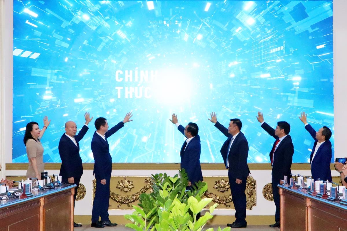 Delegates perform the launching ceremony of investment promotion infrastructure in the digital environment of Ho Chi Minh City. Photo: Ho Chi Minh City e-Portal