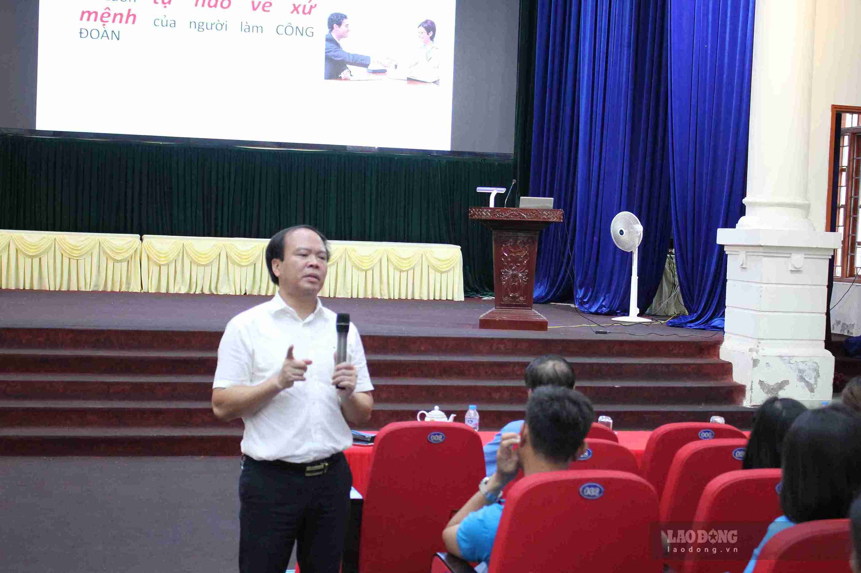 Mr. Vu Ngoc Thuc - Member of the Standing Committee, Deputy Head of the Trade Union Affairs Committee of the Hai Phong City Labor Federation - exchanges about collective labor agreement negotiation and signing skills at the conference. Photo: Mai Huong