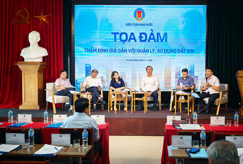 Expertos e invitados intercambian opiniones en el seminario: "Valoración vinculada a la gestión y el uso de la tierra - Situación actual y soluciones". Foto: KTNN