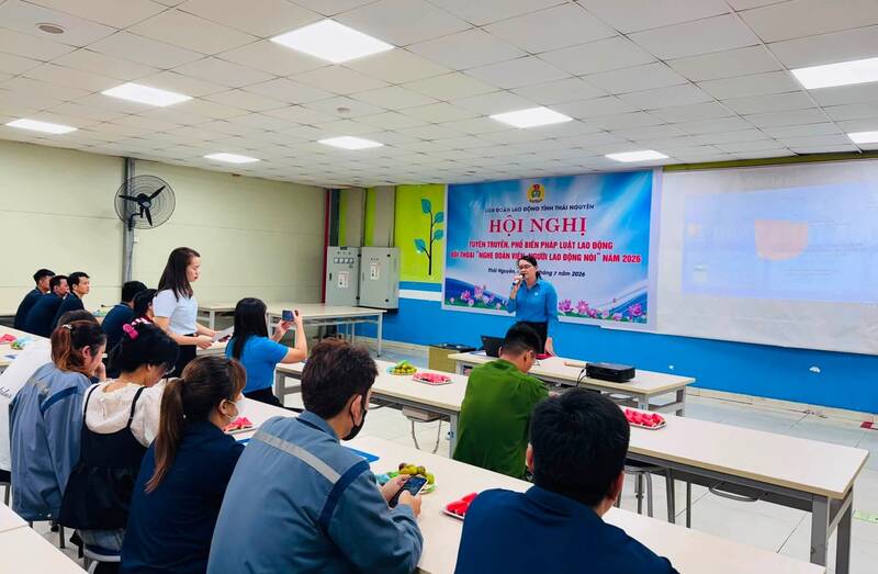 Propaganda conference to help workers improve legal knowledge. Photo: Thai Nguyen Trade Union