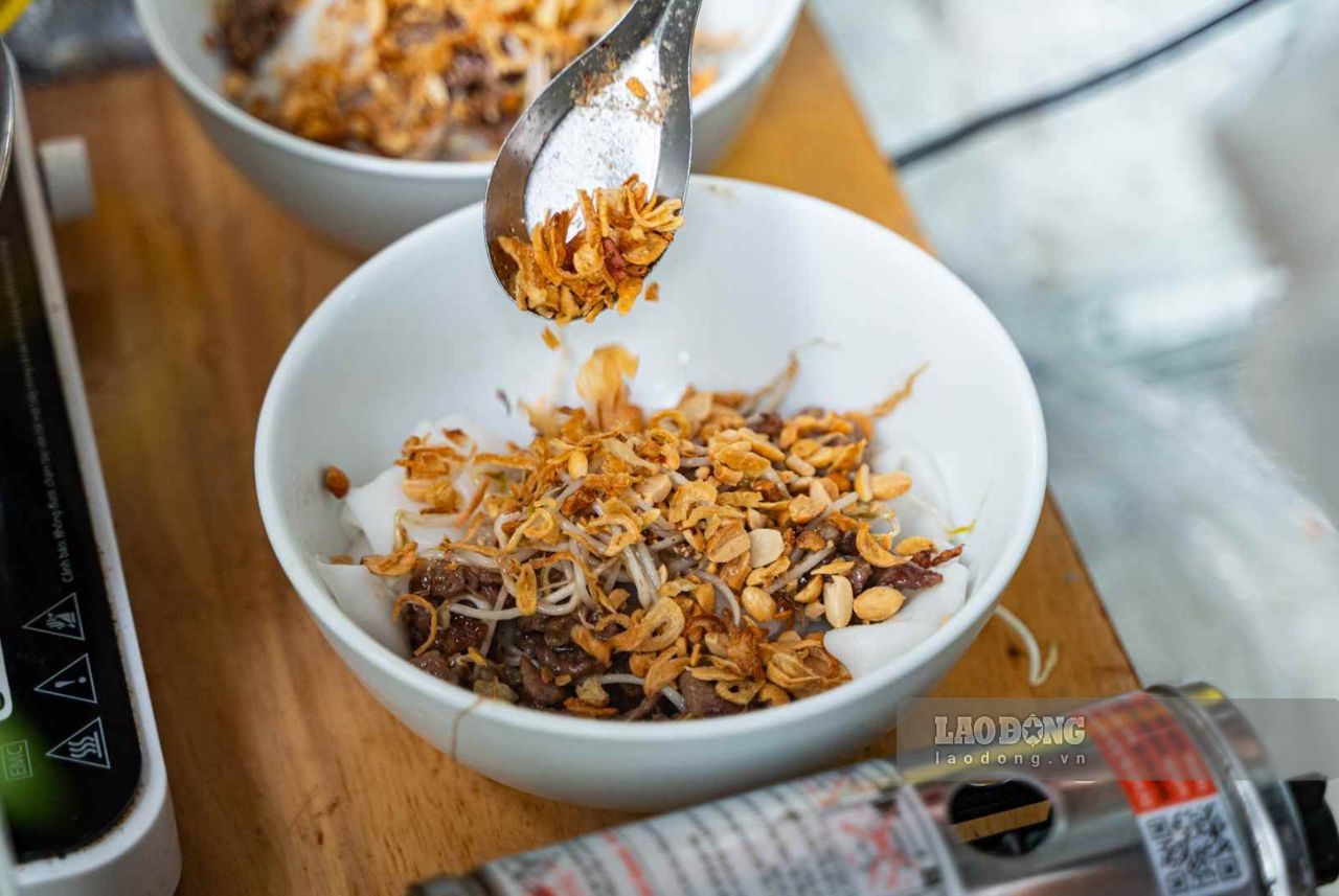 Hành phi, lạc rang làm tăng thêm hương vị cho món ăn. Ảnh: Ngọc Hà