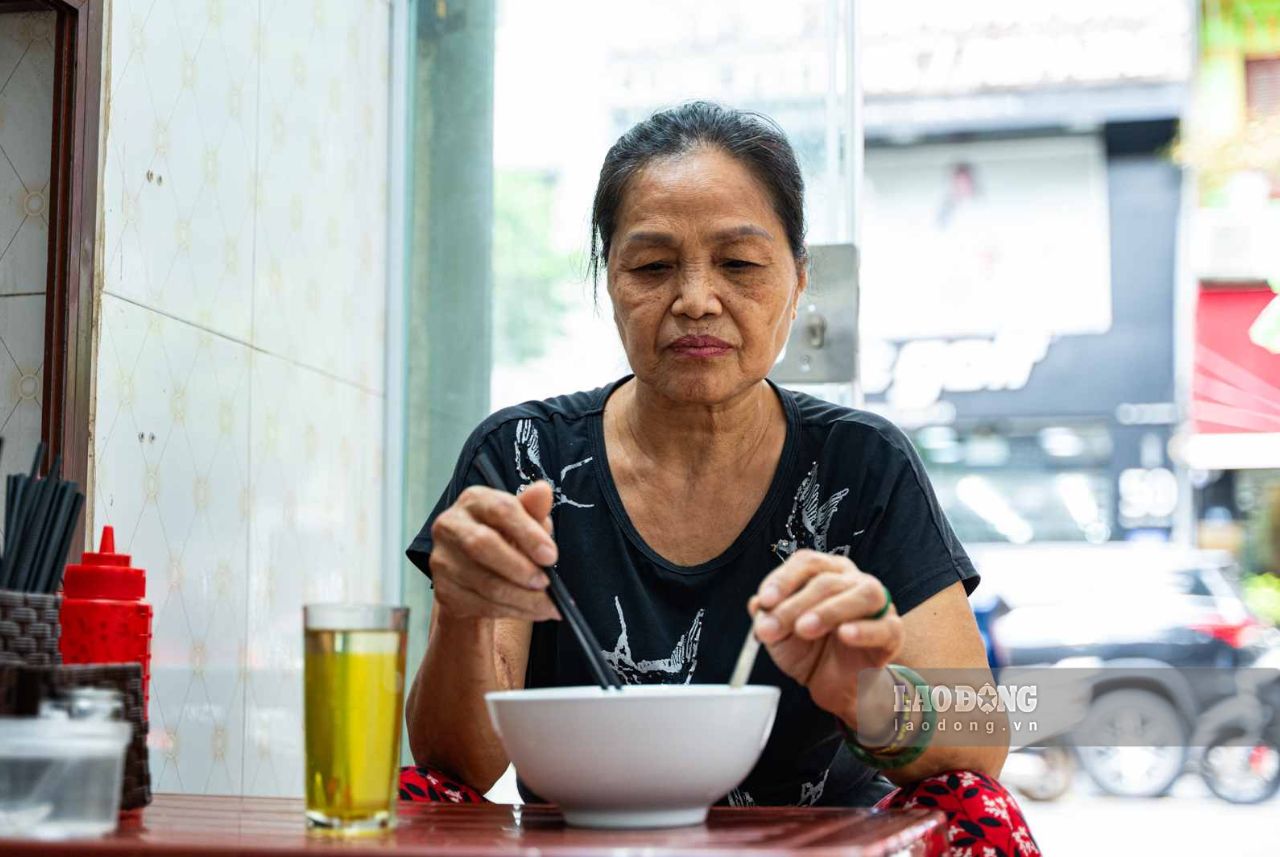 Bà Loan là khách quen thường xuyên tới ăn tại quán. Ảnh: Ngọc Hà