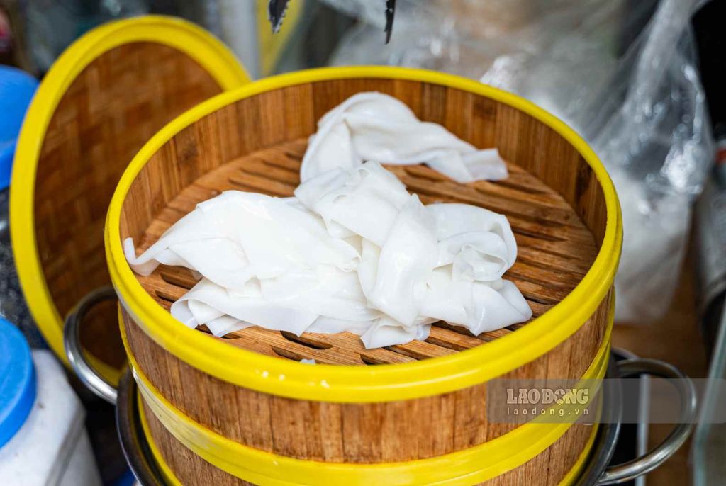 Bánh phở của quán dùng là loại to, dày dặn. Ảnh: Ngọc Hà