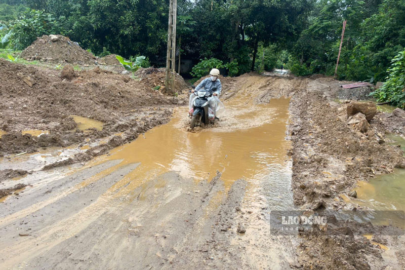 Provincial road 160 needs to be unblocked to speed up construction progress. Photo: Dinh Dai