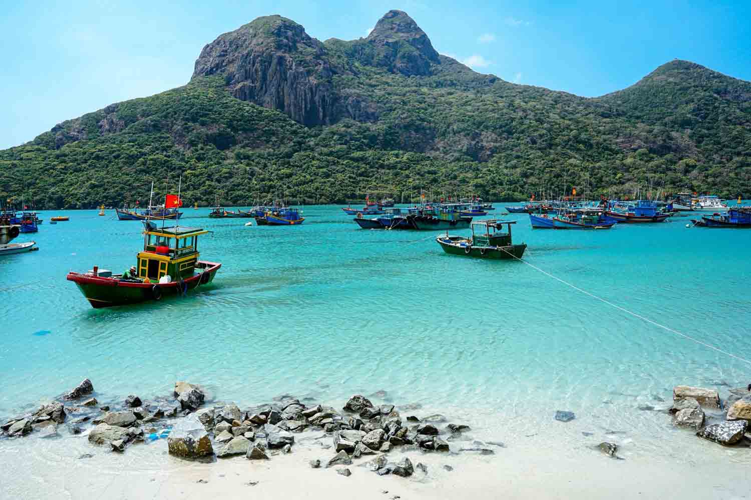 Con Dao impresses with blue sea, white sand and peaceful atmosphere. Photo: Le Thanh Cong
