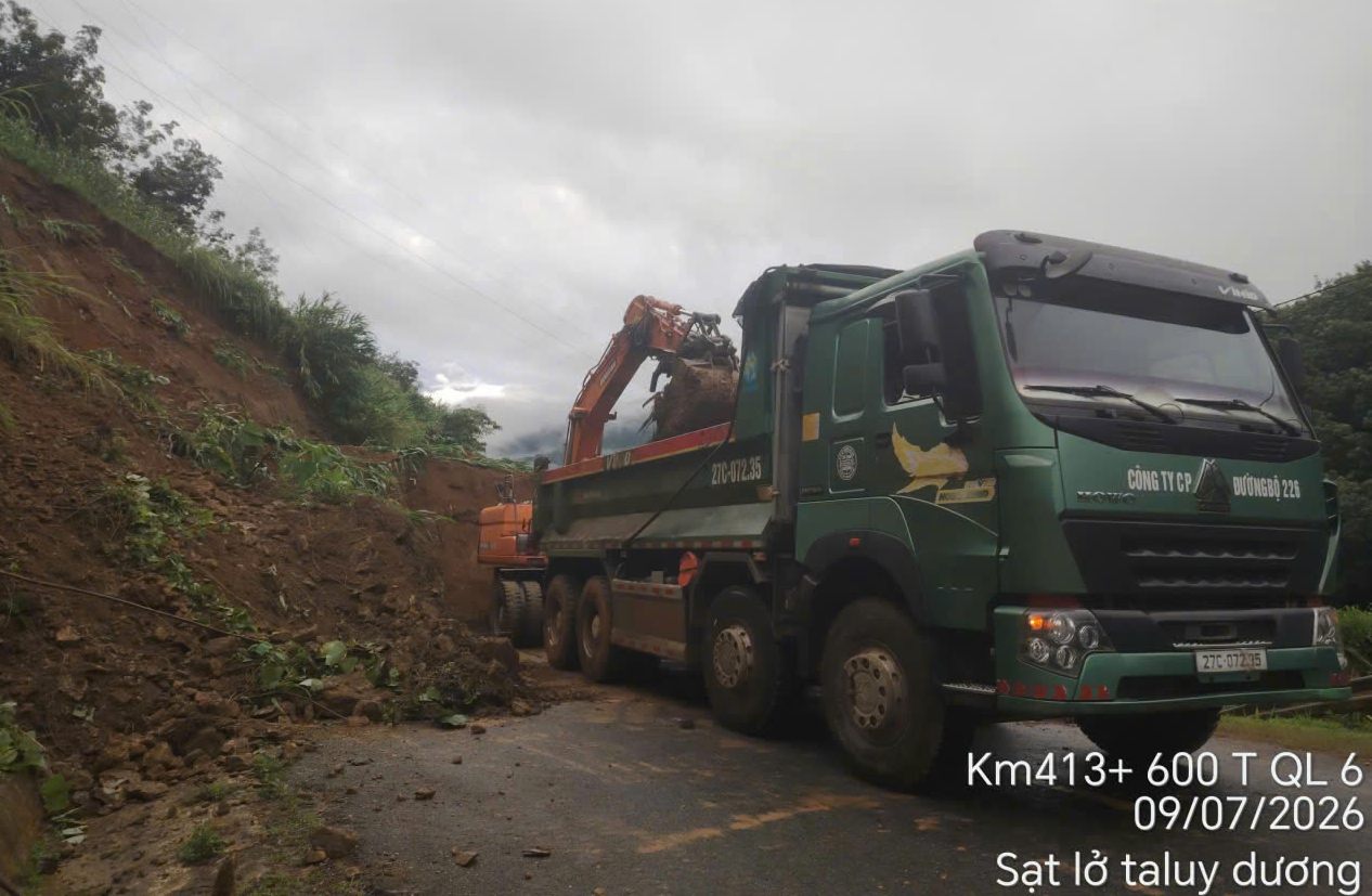 Machinery is mobilized to handle positive taluy landslides after heavy rain due to storm No. 1 circulation on National Highway 6. Photo: Vietnam Road Administration