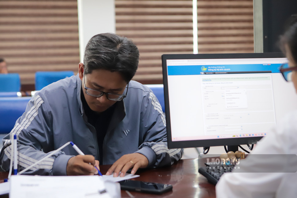 Ông Bùi Thanh Tâm được hỗ trợ làm thủ tục đăng ký hộ kinh doanh. Ảnh: Hoài Phương