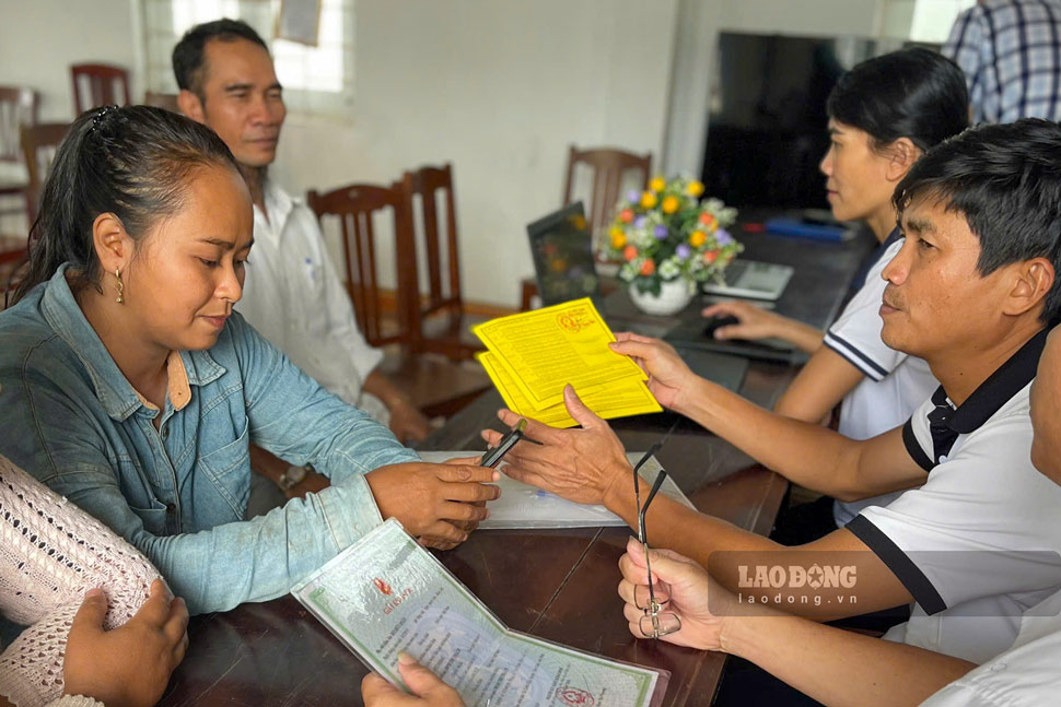 Chị Đinh Thị Thạch được tổ hỗ trợ hướng dẫn làm thủ tục thay đổi dân tộc cho con. Ảnh: Hoài Phương