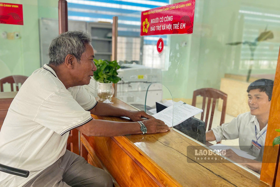 Ông Nguyễn Văn Bảo được hướng dẫn làm thủ tục hưởng trợ cấp. Ảnh: Hoài Phương