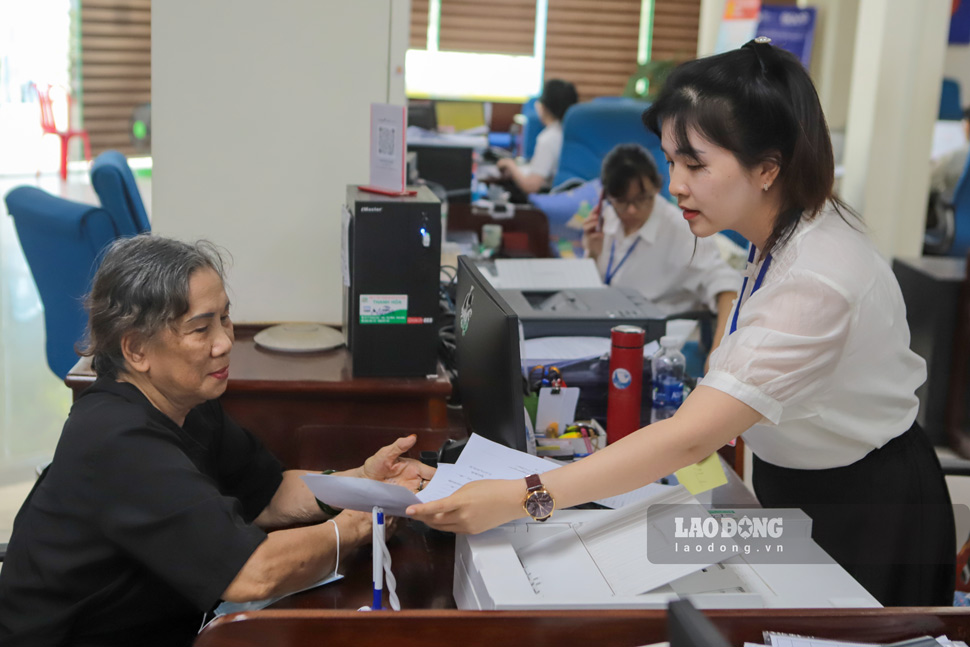 9日、クイニョン区行政サービスセンターで行政手続きを処理する人々。写真:ホアイ・フオン