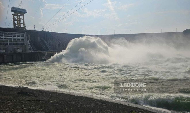 ラオカイ省は、洪水放流を調整する際に、ダムの下流地域で写真を撮らないように住民と観光客に勧告しています。写真:バオ・グエン