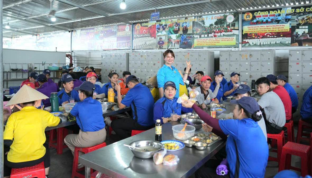 Bà Lê Thị Hương - Chủ tịch CĐCS công ty dự chương trình, động viên công nhân, lao động. Ảnh: Lâm Trường