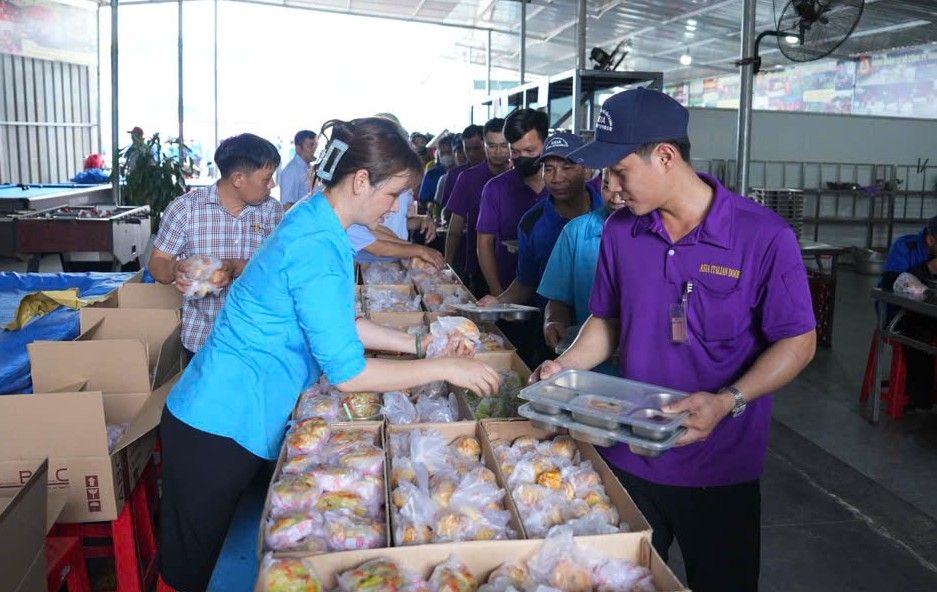Chương trình mang đến bánh ngọt, trái cây