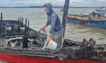 Barcos de pesca ahorrados durante toda la vida quemados por el fuego, pescadores impotentes viendo sus bienes convertidos en cenizas. Foto: Hung Tho