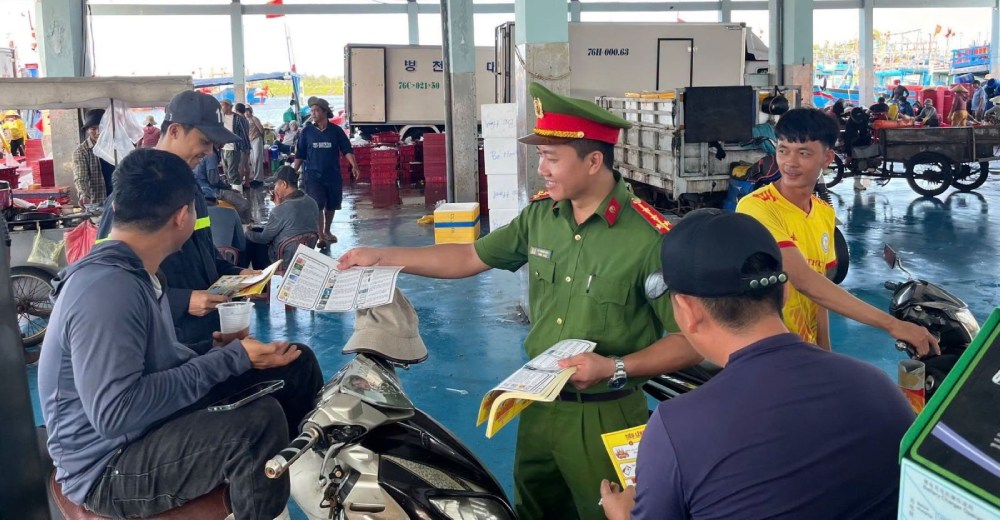 El Departamento de Policía de Prevención y Lucha contra Incendios y Rescate de la Policía Provincial de Quang Ngai promueve y distribuye folletos de propaganda de prevención y extinción de incendios a los propietarios de barcos y pescadores que operan y están anclados en el puerto de Tinh Hoa. Foto: Policía Provincial de Quang Ngai