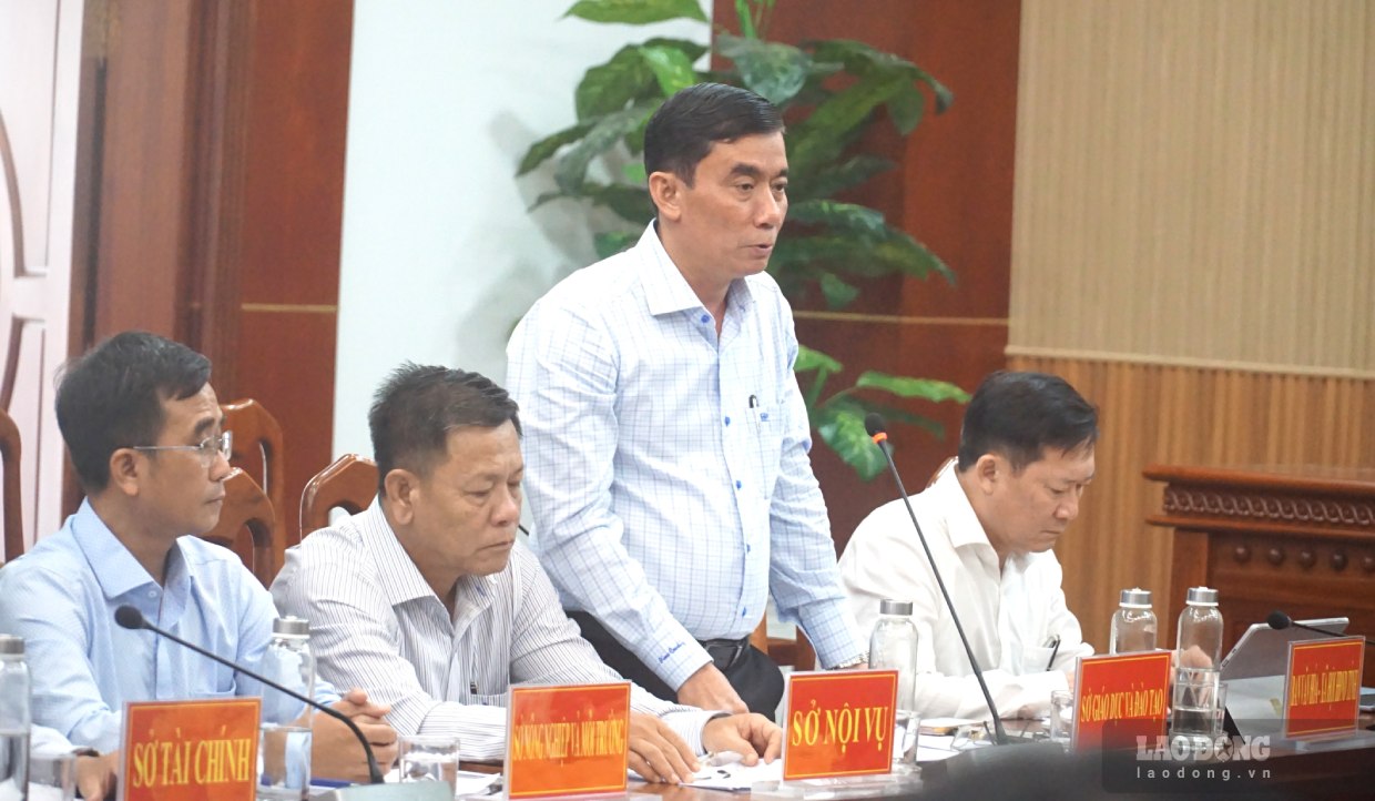 Lãnh đạo các sở, ngành tỉnh Cà Mau trả lời câu hỏi tại buổi họp báo. Ảnh: Nhật Hồ.