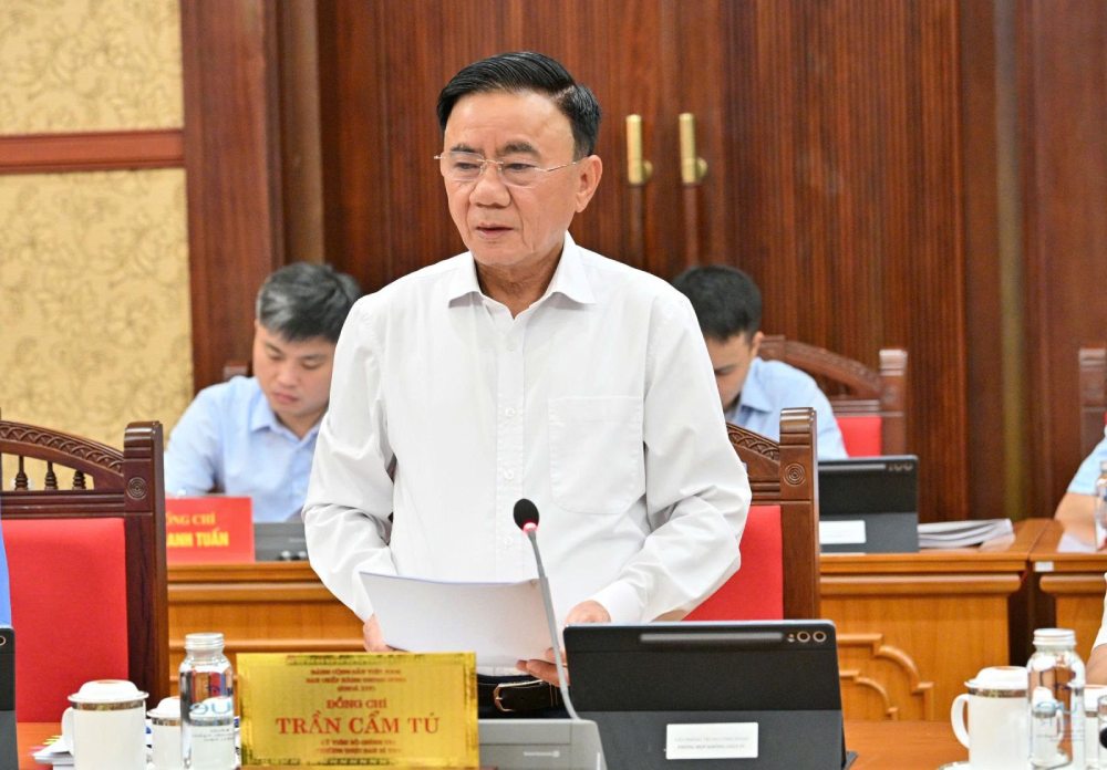 Politburo Member, Standing Secretary of the Secretariat Tran Cam Tu emphasized the requirement to resolutely not handle paper documents for electronicized procedures. Photo: E-Portal of the Communist Party of Vietnam