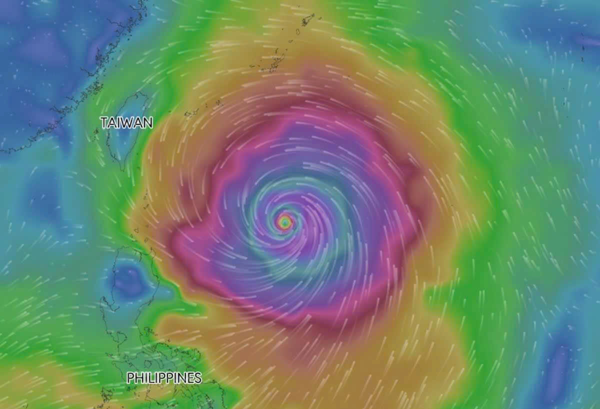 Although not entering the East Sea, Super Typhoon Ba Vi's circulation continues to maintain strong winds, big waves and thunderstorms at sea. Photo: Zoom Earth
