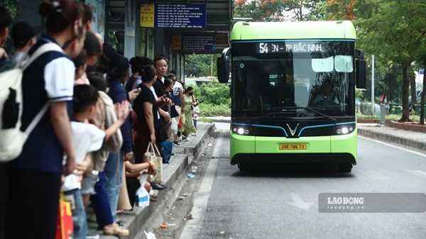 Transerco puts 281 electric buses into operation in Hanoi, continuing to expand in 2026. Photo: Minh Hanh