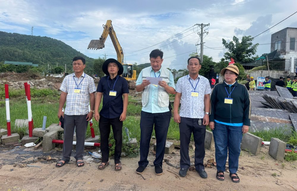 Lực lượng chức năng đọc quyết định cưỡng chế. Ảnh: Hoàng Dung