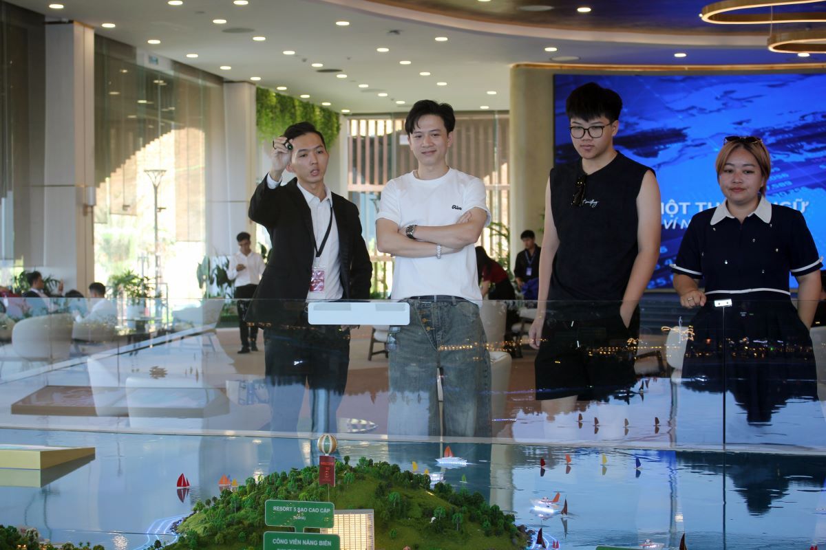 Anh Lê Quang Hiếu (áo trắng) khẳng định chính sách hỗ trợ lãi suất và đòn bẩy hợp lý giúp anh dễ dàng ra quyết định đầu tư tại Đảo Ngọc