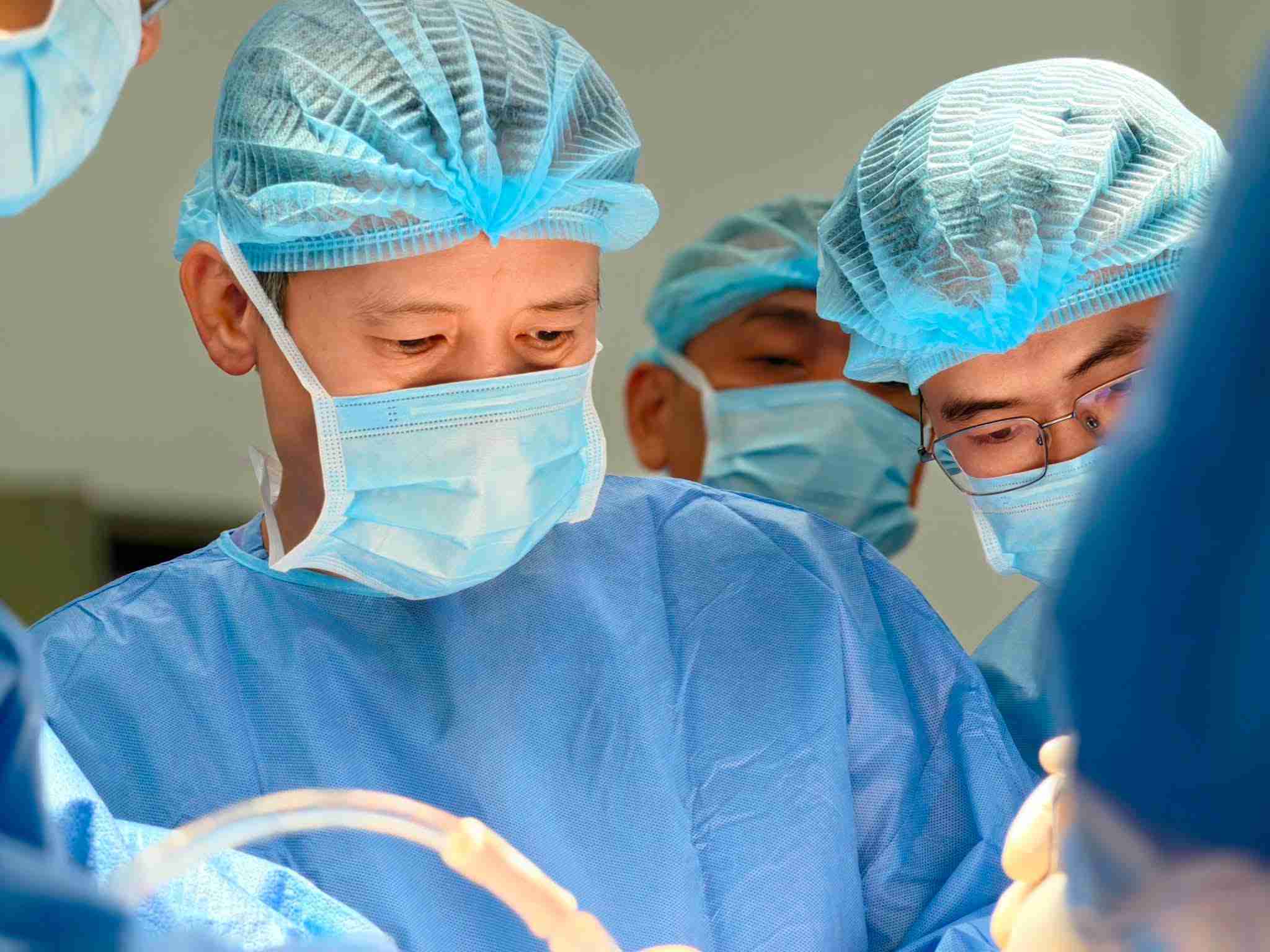 PGS.TS Nguyễn Mạnh Khánh, Phó Giám đốc Bệnh viện Hữu nghị Việt Đức thực hiện ca mổ đầu tiên tại Bệnh viện Hữu nghị Việt Đức cơ sở Ninh Bình. Ảnh: BVCC