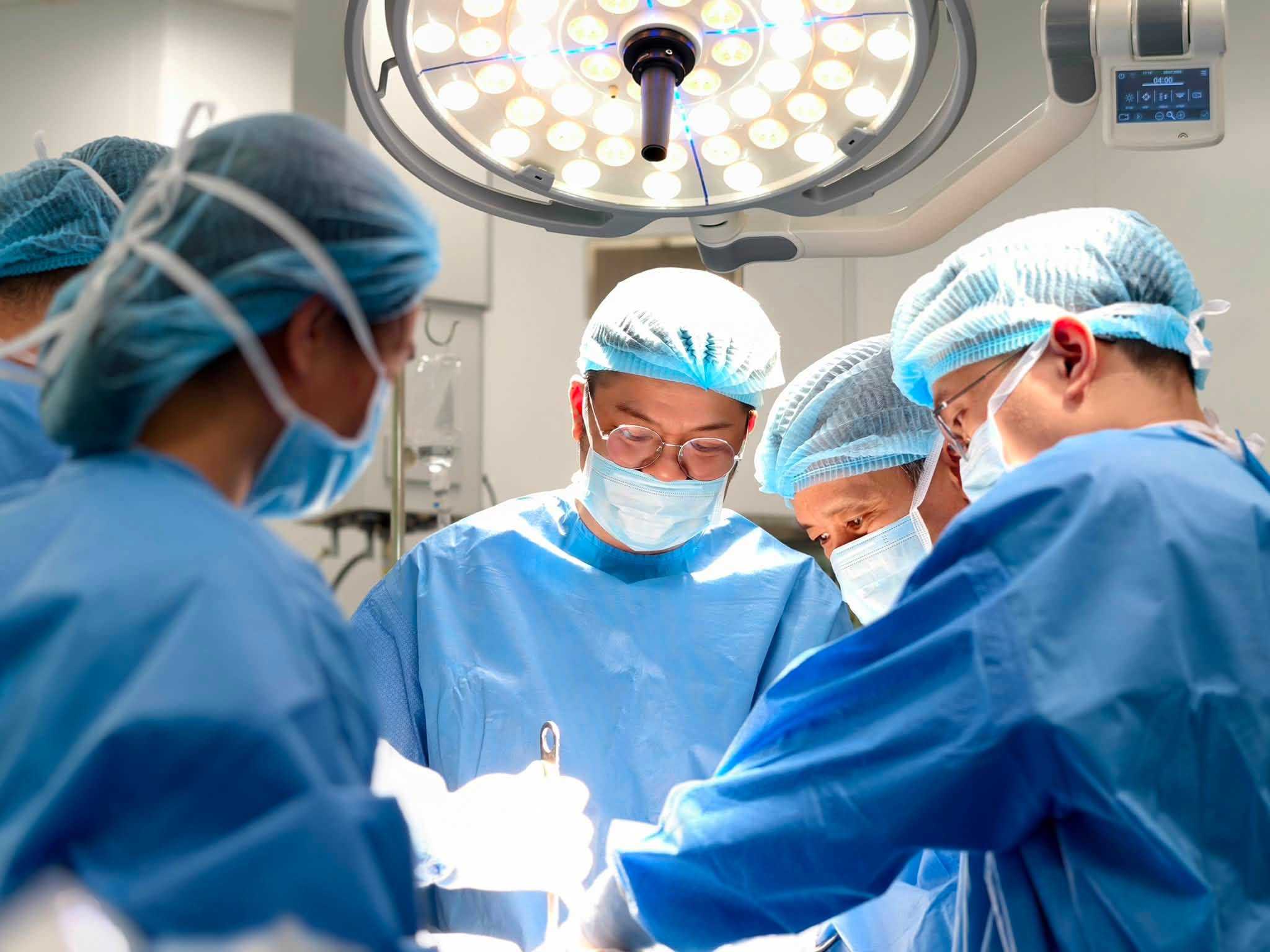 The first surgery at Viet Duc Friendship Hospital, Ninh Binh facility. Photo: Hospital provided