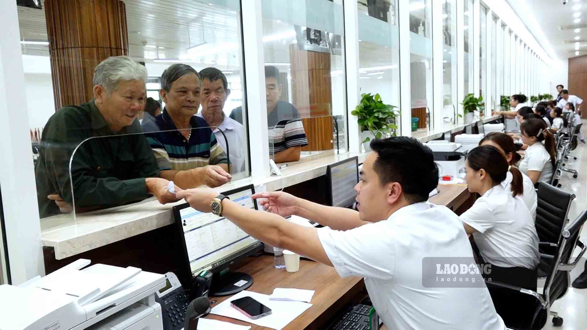 Những bệnh nhân đầu tiên khám tại cơ sở 2. Ảnh: Tuấn Anh