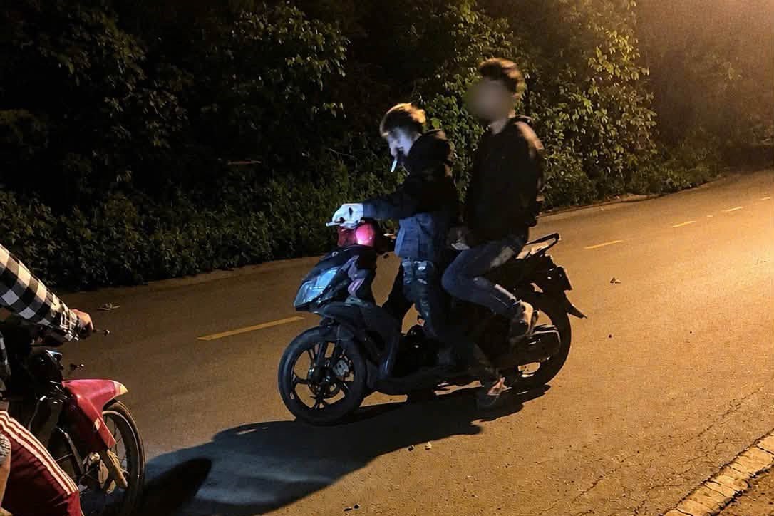 Hình ảnh nhóm 4 thanh niên ở bản Lun, phường Chiềng Cơi vi phạm Luật Giao thông đường bộ. Ảnh: Công an tỉnh Sơn La