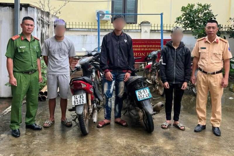 Chieng Coi Ward Police, Son La province summoned and handled a group of 4 young men who violated the Road Traffic Law. Photo: Son La Provincial Police