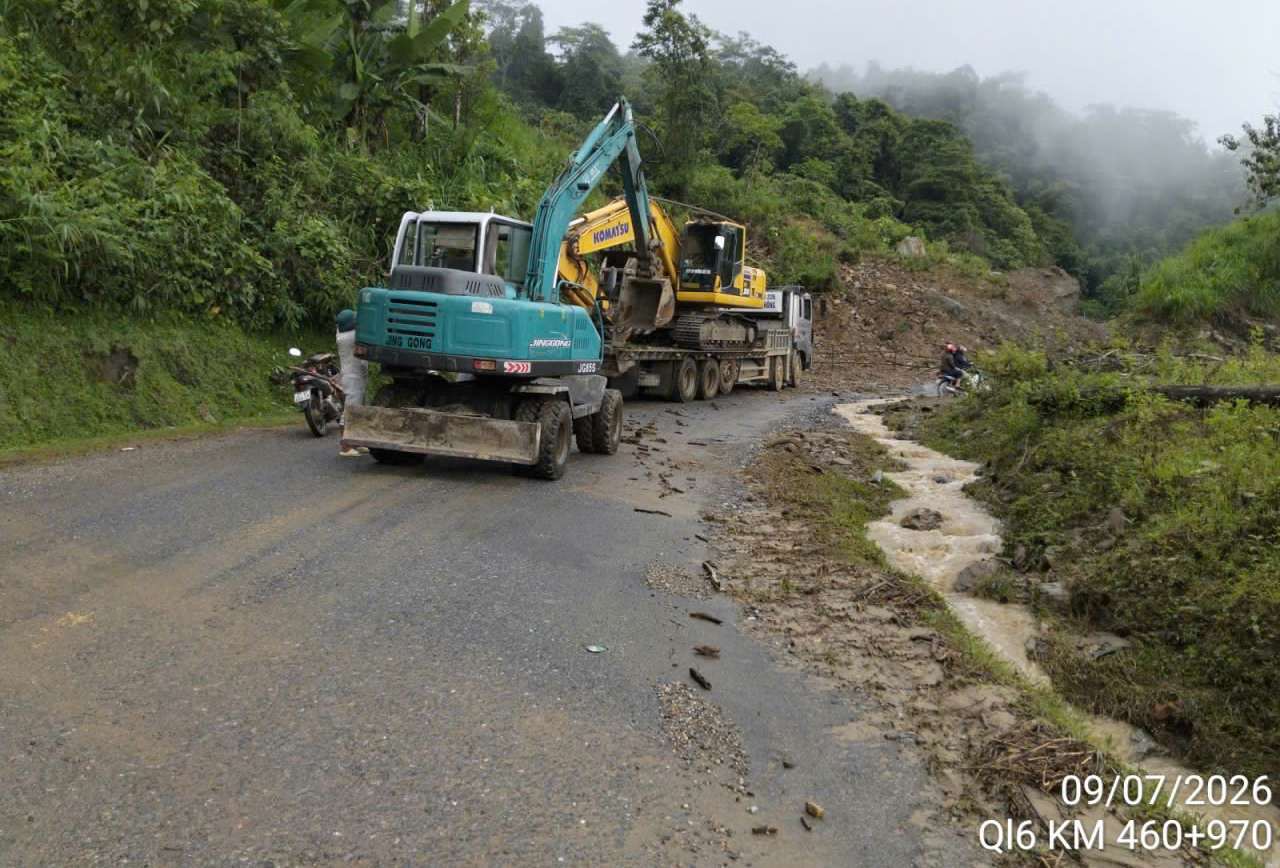 Road Management Zone I mobilizes manpower and vehicles to overcome the consequences of rain and floods, ensuring smooth traffic on National Highway 6 through Dien Bien province. Photo: Vietnam Road Administration