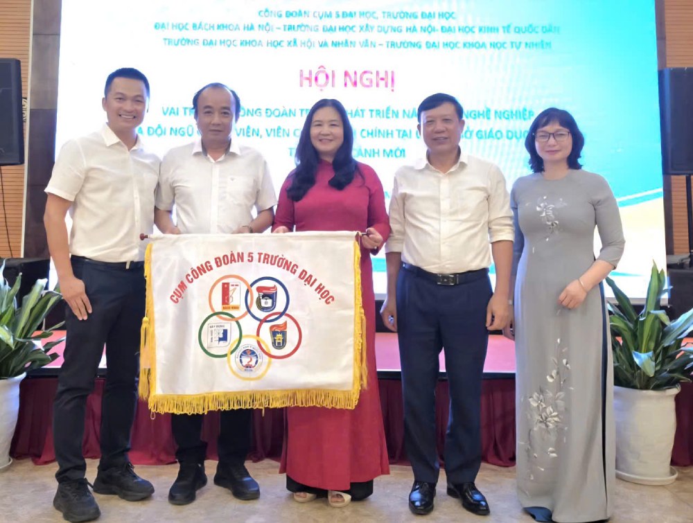 The Trade Union of the National Economics University awarded the flag of hosting activities in 2026 to the Trade Union of the University of Social Sciences and Humanities. Photo: Nguyen Nghia Hoang/ Trade Union of the National Economics University