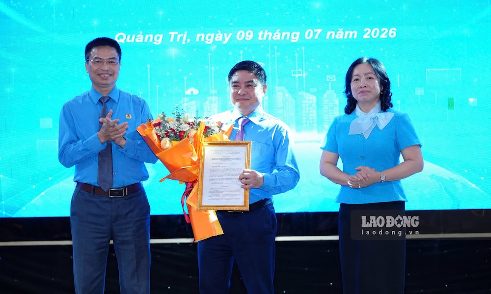 Mr. Nguyen Anh Tho receives a decision to transfer and appoint to participate in the Executive Committee, Standing Committee and hold the position of Vice Chairman of the Vietnam Science and Technology Trade Union. Photo: Hung Tho