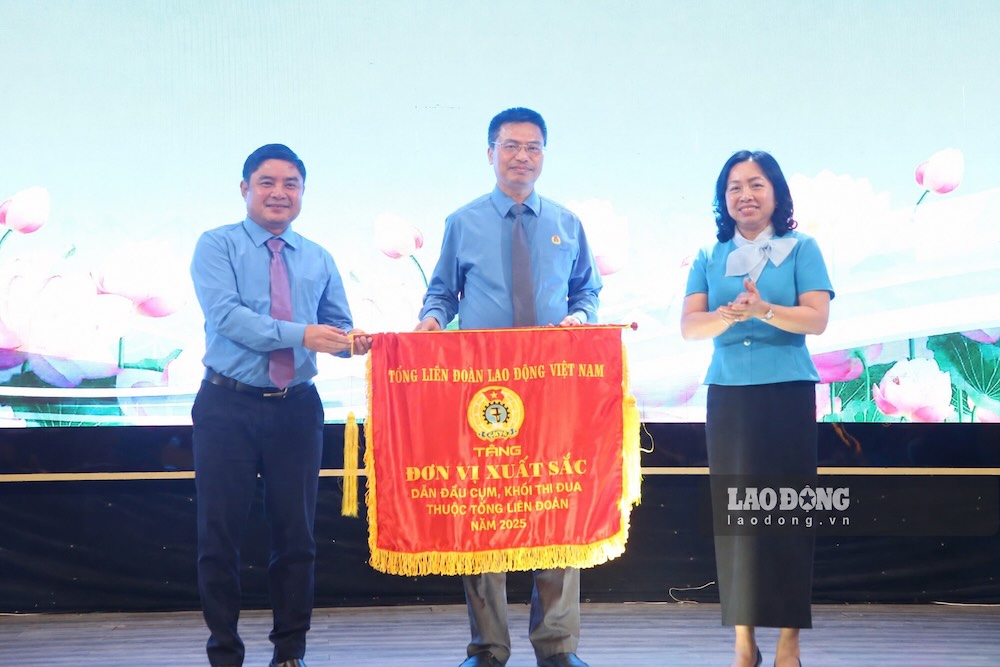 Bà Thái Thu Xương - Phó Chủ tịch Tổng LĐLĐ Việt Nam trao Cờ thi đua của Tổng LĐLĐ Việt Nam. Ảnh: Hưng Thơ