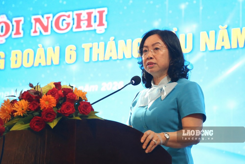 Bà Thái Thu Xương - Phó Chủ tịch Tổng LĐLĐ Việt Nam phát biểu chỉ đạo tại hội nghị. Ảnh: Hưng Thơ