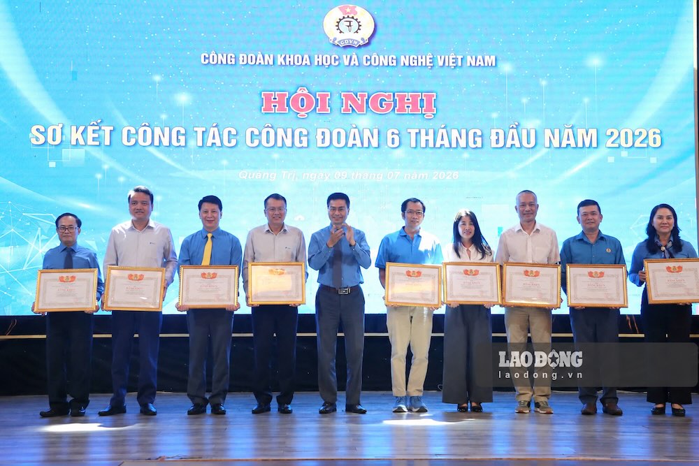 Ông Phạm Quang Hưởng - Phó Chủ tịch Công đoàn KHCN Việt Nam trao Bằng khen của Công đoàn KHCN Việt Nam cho tập thể, cá nhân có thành tích xuất sắc. Ảnh: Hưng Thơ