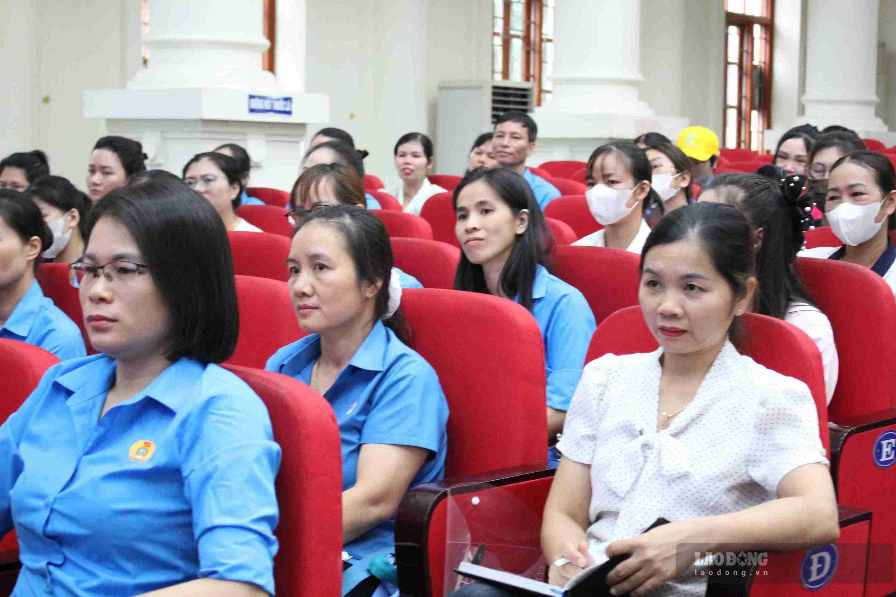 Trade union officials who grew up from the grassroots level, in the worker movement according to the regulations of competent authorities: 1.5 points are added to the results of round 2 when recruiting civil servants. Photo: Mai Huong