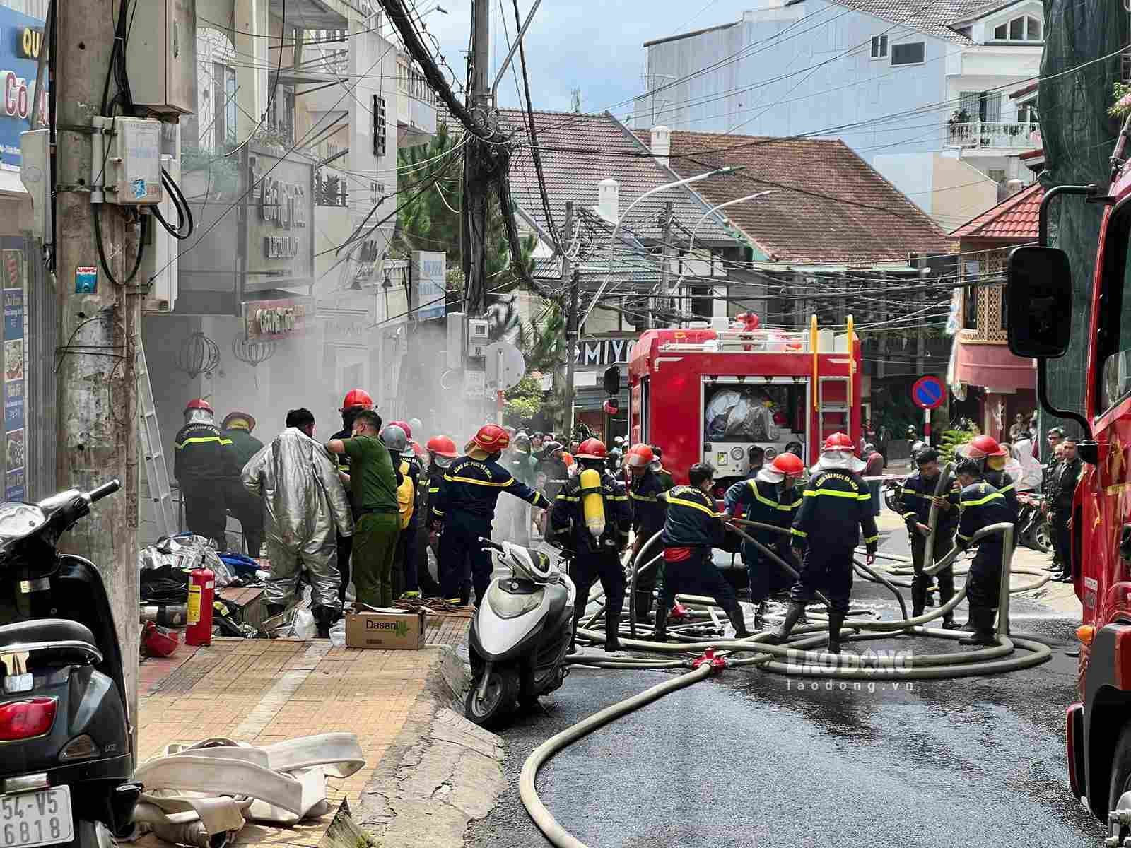 Hỏa hoạn bùng phát tại tầng hầm một nhà dân trên đường Trương Công Định (phường Xuân Hương - Đà Lạt). Ảnh: Phúc Khánh 