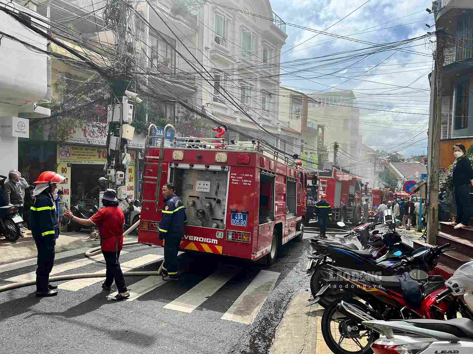 Hàng chục cán bộ, chiến sĩ cùng nhiều xe chữa cháy được huy động tham gia dập lửa khống chế đám cháy. Ảnh: Phúc Khánh 
